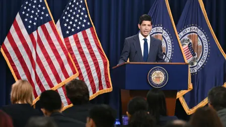 Kevin Warsh habla durante una conferencia de prensa.