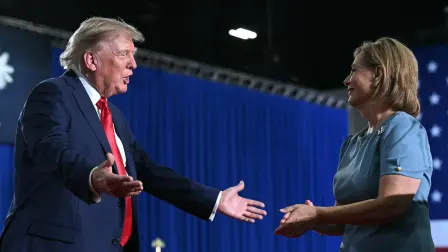 Fotografía de archivo, tomada el 21 de agosto de 2026. El presidente estadounidense Donald Trump saluda a la senadora Darline Graham.