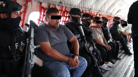 Elementos de fuerzas federales y estatales participaron en cateos simultáneos contra integrantes de la ASAEO en municipios de los Valles Centrales de Oaxaca.
