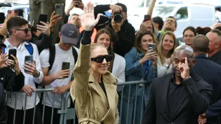 La cantante canadiense Celine Dion saluda a sus seguidores a su llegada al Hotel Le Royal Monceau de París el 28 de agosto de 2026, antes de su serie de conciertos en la capital francesa.