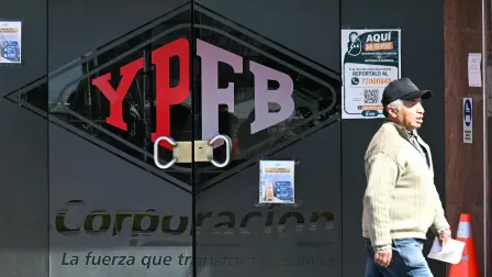 Un hombre pasa frente a la sede de la empresa estatal boliviana Yacimientos Petrolíferos Fiscales Bolivianos (YPFB) en La Paz.