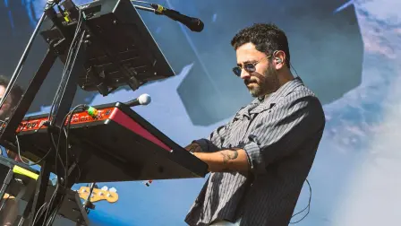 Jonathan ‘Honas’ Meléndez, ecladista, compositor y productor de Camilo Séptimo durante una presentación del grupo en Tecate Pal Norteen marzo de 2026.