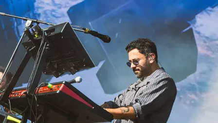 Jonathan ‘Honas’ Meléndez, ecladista, compositor y productor de Camilo Séptimo durante una presentación del grupo en Tecate Pal Norteen marzo de 2026.