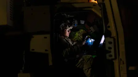 Militar estadounidense utilizando el equipo para derribar drones.