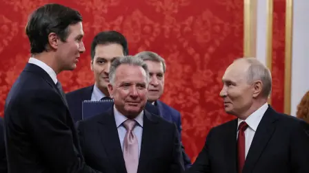 El presidente ruso Vladimir Putin estrecha la mano de Jared Kushner, yerno del presidente estadounidense Donald Trump, mientras el enviado especial de Estados Unidos, Steve Witkoff.