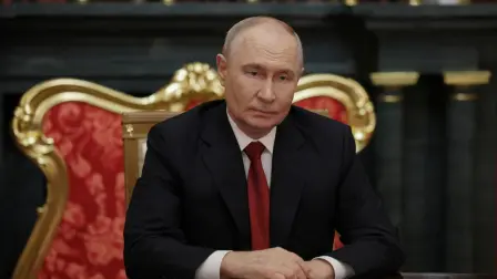 El presidente Vladimir Putin escucha a Jared Kushner, yerno del presidente estadounidense Donald Trump.