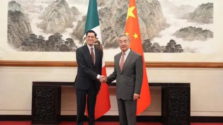 Roberto Velasco Álvarez y Wang Yi.