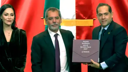 El secretario de Hacienda y Crédito Público, Édgar Amador, entregó el Paquete Económico 2027 a Raúl Bolaños-Cacho Cué, presidente de la Mesa Directiva de la Cámara de Diputados.