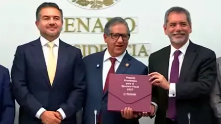 El secretario de Hacienda y Crédito Público, Édgar Amador Zamora, acudió más noche al Senado de la República para entregar el Paquete Económico su presidente de la Mesa Directiva, Higinio Martínez Miranda.