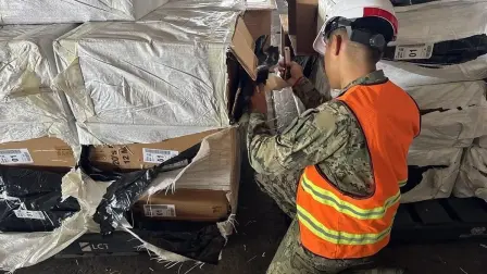 Autoridades aseguraron 8 millones 780 mil cigarros apócrifos en la aduana de Lázaro Cárdenas, Michoacán, ocultos en un cargamento procedente de Hong Kong.