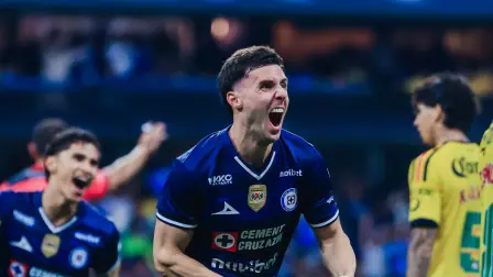 José Paradela celebra el segundo de Cruz Azul.