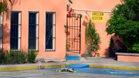 Vista de un homenaje en honor a Claudia Tacoronte Aguilera, una estudiante española asesinada a la entrada de la Casa de la Cultura en Cuautla, Morelos.