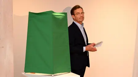 El primer ministro sueco, Ulf Kristersson, líder del partido conservador Moderado, antes de emitir su voto.