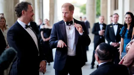 El príncipe Harry de Gran Bretaña, duque de Sussex, conversa con los invitados a su llegada a la ceremonia inaugural de los Premios Invictus Spirit en el Old Royal Naval.