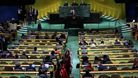 Benjamin Netanyahu saluda a los delegados que salen del salón de la Asamblea General tras su llegada para dirigirse a la 81.ª AGNU.