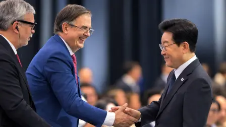 El secretario de Economía, Marcelo Ebrard y el presidente sudcoreano, Lee Jae-myung.