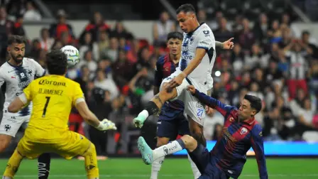 Monterrey's forward #27 Roberto de la Rosa shoots past Atlante's defender #04 Eduardo Tercero (R) and Atlante's goalkeeper #01 Oscar Francisco Jimenez during the Liga MX Apertura tournament football match between Atlante and Monterrey at the Ciudad de los Deportes stadium in Mexico City, on September 25, 2026. (Photo by Victor CRUZ / AFP)
