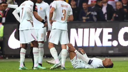 El delantero francés Kylian Mbappé, número 10, yace en el césped.