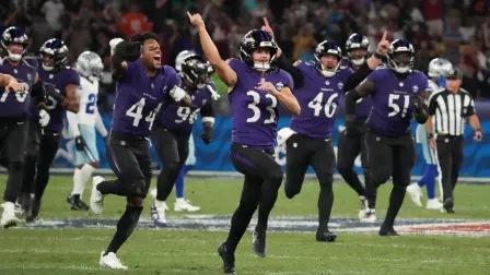 El pateador de los Baltimore Ravens , Tyler Loop (33), y los Ravens celebran después de que Loop anotara el gol de campo que les dio la victoria durante el partido contra los Dallas Cowboys en el Estadio Maracaná.