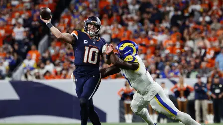 El quarterback de Denver Broncos, Bo Nix, enfrenta al linebacker Byron Young, de Los Angeles Rams.