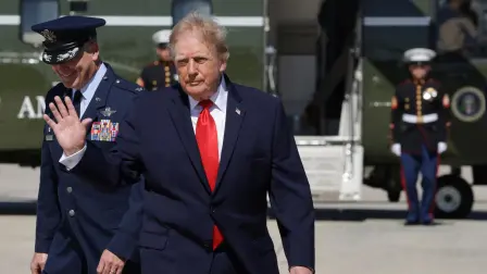 El presidente estadounidense Donald Trump camina para abordar el Air Force One, en su viaje a Texas y Oklahoma.