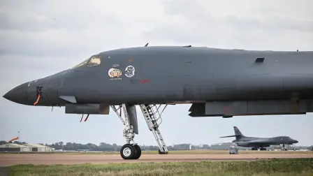 Un bombardero B-1 Lancer de la Fuerza Aérea de los EE. UU. aparece en la plataforma de la base RAF Fairford.