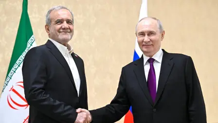 El presidente ruso Vladimir Putin y el presidente iraní Masoud Pezeshkian se dan la mano durante una reunión en Turkmenbashi