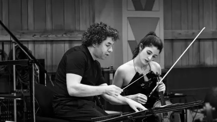 Gustavo Dudamel con María Dueñas durante la grabación del álbum Homage to Heifetz en los estudios Abbey Road. Foto: Erik Weiss / Cortesía Universal Music