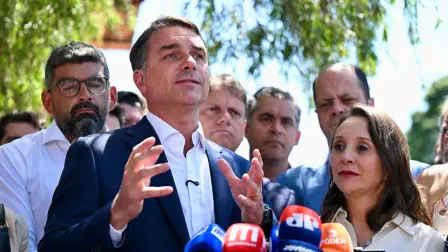 El senador de derecha brasileño y candidato presidencial del Partido Liberal (PL), Flavio Bolsonaro, habla junto a la presidenta del partido Podemos, Renata Abreu.