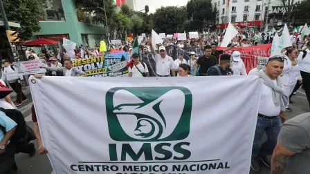 Trabajadores del IMSS marcharon el martes 13 de octubre en las calles de la Ciudad de México para exigir mejores condiciones laborales.