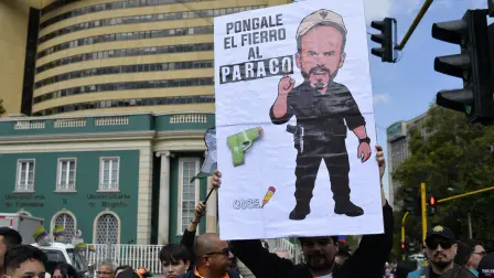 Un manifestante sostiene una pancarta con la imagen del presidente colombiano Abelardo de la Espriella durante una protesta contra su gobierno en Bogotá.
