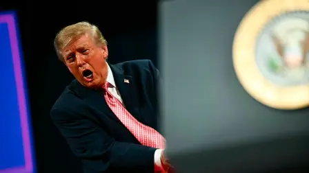Donald Trump participó en un mitin de apoyo a candidatos republicanos en el Heartland Credit Union Arena en Park City, Kansas a dos semanas de que se realicen las elecciones intermedias en EU.