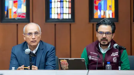 Rafael Olivos, secretario general del Sindicato Nacional de Trabajadores del Seguro Social, y Zoé Robledo, director general del IMSS.