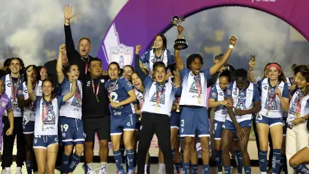 Las jugadoras del Pachuca celebran con el trofeo tras ganar el torneo Clausura Femenino de la Liga MX contra el América en el Estadio Ciudad de los Deportes de la Ciudad de México el 12 de mayo de 2025.