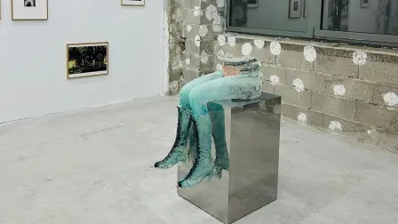 Pieza de Michele Gabriele de Cassina Projects, Italia (escultura de piernas)