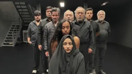Ana en tierra de amapolas en el Foro Lenin.