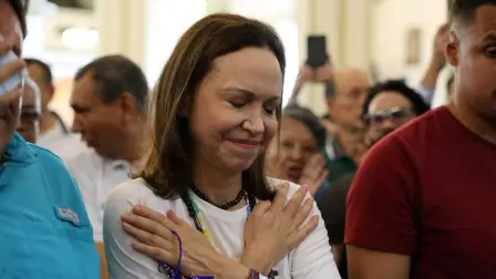 La líder de la oposición venezolana, María Corina Machado, hace un gesto al llegar a una iglesia tras regresar al país después de casi un año en el extranjero.