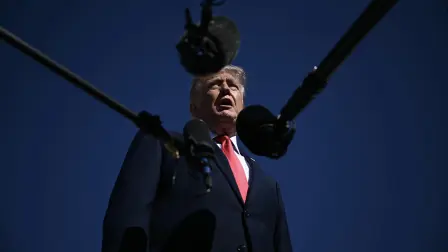 El presidente estadounidense Donald Trump habla con miembros de la prensa antes de abordar el Air Force One.
