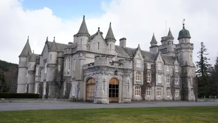 En una fotografía tomada el 30 de marzo de 2022, se ve el Castillo de Balmoral cerca de Ballater, en Escocia.