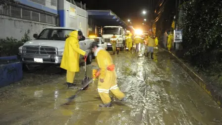 M�XICO D.F; 26SEPTIEMBRE2013.-Personal de DDF realizaron labores de limpieza con Trascabos, palas y escoba en la zona de donde se desgajo un cerro del pueblo San Pablo Chimalpa delegaci�n Cuajimalpa. En donde varios veh�culos hab�an quedado enterrados.FOTO: LUIS CARBAYO /CUARTOSCURO.COM