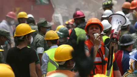 Escombros del edificio que colapsó en Laredo y Amsterdam, en la colonia Condesa.
