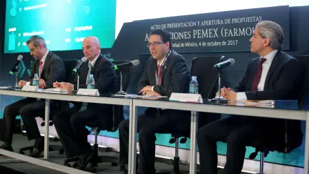 SALVADOR UGALDE, JOSE ANTONIO GONZALEZ ANAYA, JUAN CARLOS ZEPEDA MOLINA Y ALDO FLORES QUIROGA DURANTE LA CEREMONIA DE ADJUDICACION DE TRES FARMOUTS DE PEMEX . FOTO :HUGO SALAZAR / EL ECONOMISTA .