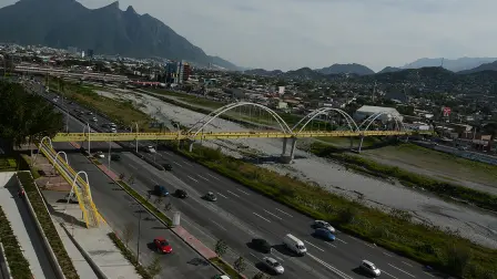 51228056. Monterrey, 28 Dic 2015. (Notimex-Juan Carlos Pérez).- El gobierno de Nuevo León emitió una serie de recomendaciones ante contingencia atmosférica, debido a las altas concentraciones de partículas menores a 10 micrómetros (PM10) en el área metropolitana, registradas por el Sistema de Monitoreo Ambiental (SIMA).  NOTIMEX/FOTO/JUAN CARLOS PEREZ/FRE/ENV/