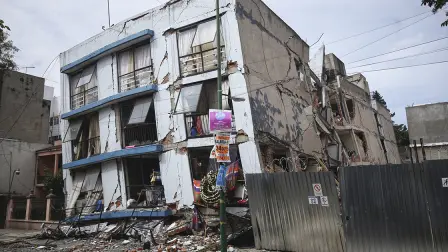 EDIFICIO DA�ADO EN SARATOGA POR EL TERREMOTO DEL 19 DE SEPTIEMBRE 2017 - MEXICO. CIUDAD DE MEXICO.111017. EL EDIFICIO DE LA CALLE SARATOGA Y EMILIANO ZAPATA DE LA COLONIA PORTALES NORTE, QUEDO SERIAMENTE DA�ADO TRASq EL SISMO DEL PASADO 19 DE SEPTIEMBRE. ERIC LUGO