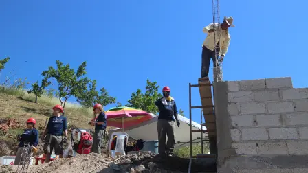 El programa de autoconstrucción concebido por Hábitat para la Humanidad integra también la participación solidaria de los pobladores en la construcción de las casas de los vecinos.