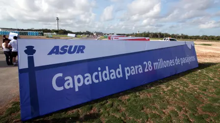 CANCòN, QUINTANA ROO, 10OCTUBRE2009.- Se realiz— la carrera "Levantemos el Vuelo", como parte de las actividades previas a la inauguraci—n del d’a 20 de este mes de la segunda pista de 2, 900 metros del Aeropuerto Internacional de Cancœn, que le permitir‡ aumentar el doble de su capacidad en operaciones aéreas, ya que le permitir‡ el despegue y el aterrizaje de dos aviones al mismo tiempo. Y como un plus también se construyo la torre de control m‡s alta de latinoamérica.FOTO: AMARANTA PRIETO/CUARTOSCURO.COM