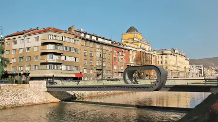 FESTINA LENTE SARAJEVO, BOSNIA-HERZEGOVINA. Este puente peatonal une en 38 metros la calle Radiceva con la Academia de Bellas Artes, en Sarajevo. Fue ideado por Amila Hrustic, Bojan Kanlic y Adnan Alagic.