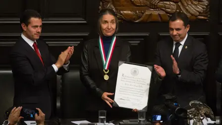 CIUDAD DE MÃ‰XICO, 06DICIEMBRE2017.- La biÃ“loga mexicana Julia Carabias Lillo fue reconocida con la medalla Belisario DomÃnguez, mÃ¡xima distinciÃ³n que da el Estado mexicano, por sus aportaciones en defensa de la ecologÃa su compromiso con las causas ambientales del paÃs y su labor en divulgaciÃ³n cientÃfica. La ceremonia fue realizada en la antigua casona de XicotÃ©ncatl. La acompaÃ±aron el Presidente de MÃ©xico, Enrique PeÃ±a Nieto; Ernesto Cordero, presidente del Senado, y Luis MarÃa Aguilar, presidente de la Suprema Corte de Justicia de la NaciÃ³n. FOTO: MOISÃ‰S PABLO /CUARTOSCURO.COM