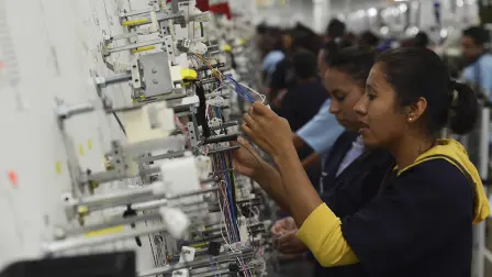 GUADALUPE, ZACATECAS, 01SEPTIEMBRE2014.- La empresa Delphi Cableados I es una de las mayores organizaciones extranjeras en México, dónde se generan miles de empleos; su principal actividad es desarrollar arneses eléctricos para las distintas marca de automóviles.FOTO: EDGAR CH��VEZ /CUARTOSCURO.COM