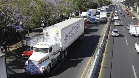 LUIS CARBAYO - NAUCALPAN, ESTADO DE M√âXICO 26ABRIL2012.- Cientos de transportistas del pa√≠s, se manifestaron bloqueando las carreteras que ingresan al Distrito Federal y Estado de M√©xico, tales como la autopista M√©xico Quer√©taro, M√©xico Pachuca y M√©xico Puebla, lo que provoc√≥ un caos en las vialidades aleda√±as y desesperaci√≥n en conductores que trataron de circular por estas arterias. Entre las principales inconformidades destacaron el aumento a las tarifas en combustibles, casetas de peaje y costos de licencias federales.FOTO:LUIS CARBAYO /CUARTOSCURO.COM